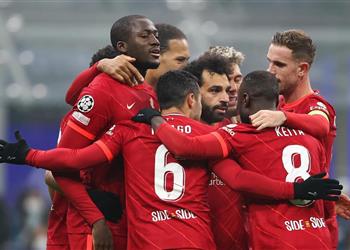 فيديو محمد صلاح يهدي قميصه لمشجع بعد فوز ليفربول على إنتر ميلان