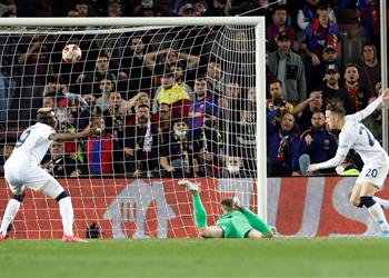 فيديو زيلينسكي يسجل هدف نابولي الأول أمام برشلونة في الدوري الأوروبي