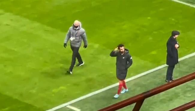 شاهد محمد صلاح يهدي قميصه لأحد الجماهير بعد مباراة ليفربول وانتر ميلان