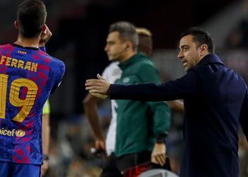 آس تكشف حديث تشافي للاعبي برشلونة بعد التعادل أمام نابولي في الدوري الأوروبي