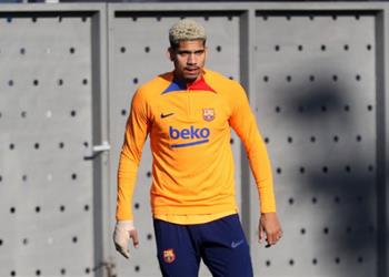 قائمة برشلونة لمباراة فالنسيا في الدوري الإسباني استدعاء أراخو