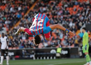 أوباميانج يسجل أول أهدافه بقميص برشلونة وي حقق رقم ا تاريخي ا