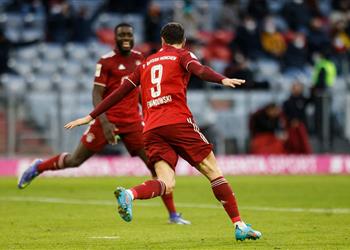 ليفاندوفسكي يقود بايرن ميونخ لمعاقبة فيورث برباعية في الدوري الألماني