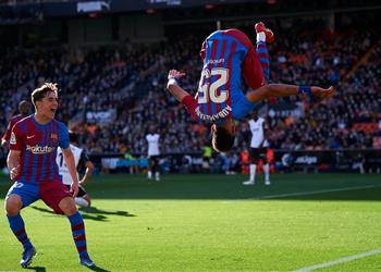 أوباميانج يقود برشلونة للفوز على فالنسيا برباعية واستعادة المركز الرابع بالليجا