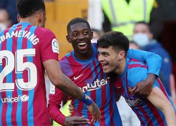 أوباميانج يمازح بيدري بعد تسجيل أول هاتريك مع برشلونة