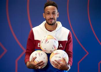 أوباميانج أ صل ي من أجل اللعب مع برشلونة في دوري أبطال أوروبا