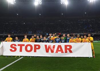 لاعبو برشلونة ونابولي يرفعون لافتة أوقفوا الحرب