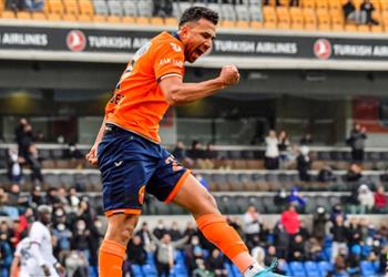 فيديو تريزيجيه يسجل باشاك شهير يسقط على أرضه أمام فاتح كاراجومروك في الدوري التركي