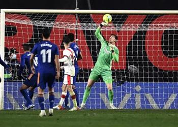 كورتوا ينتقد أرضية ملعب رايو فاييكانو ويشيد بثنائية بنزيما وفينيسيوس