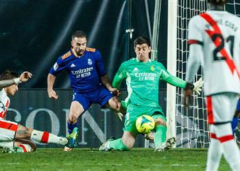 فيديو مشجع يبصق على كورتوا والليجا تقدم بلاغ ا أمام الشرطة