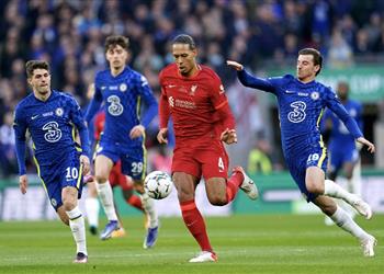 فان دايك يكشف عن حديثه مع حكم مباراة ليفربول وتشيلسي بعد إلغاء هدف ماتيب