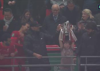 كلوب يعلق على رفع طفل لكأس كاراباو ويعترف كنا بحاجة للحظ أمام تشيلسي