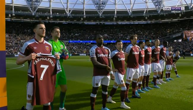 ديكلان رايس يحمل قميص الأوكراني يارمولينكو قبل مباراة وست هام وولفرهامبتون