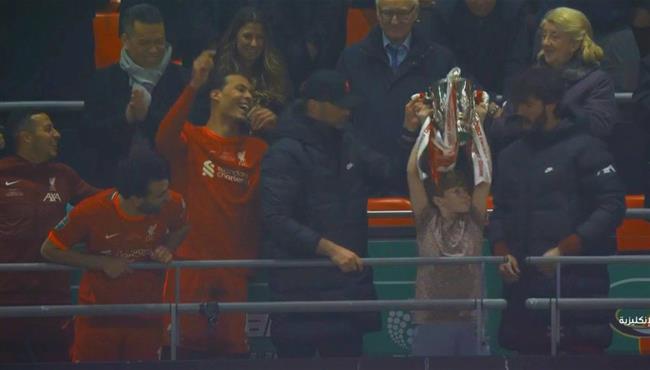 تحية خاصة من محمد صلاح للطفل لحظة رفعة كأس الرابطة الانجليزية في مراسم التتويج