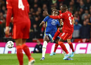 لاعب تشيلسي يهاجم حكم مواجهة ليفربول لعدم إنذار نابي كيتا