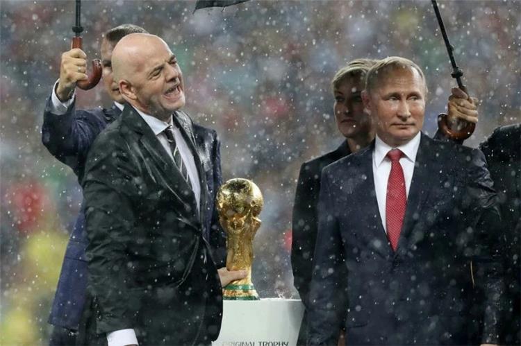 بوتين ورئيس فيفا