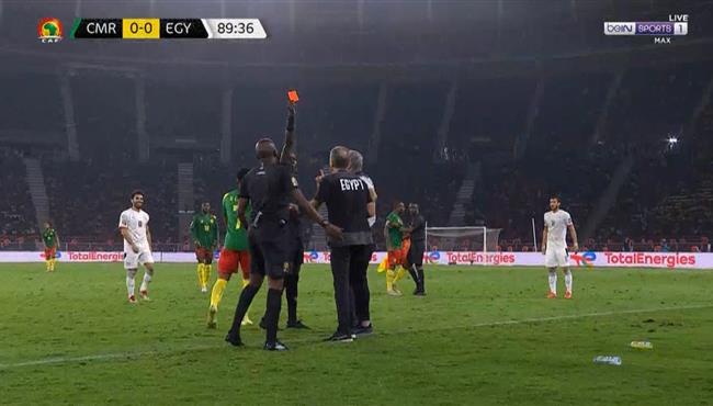 طرد كيروش في مباراة مصر والكاميرون في كاس امم افريقيا