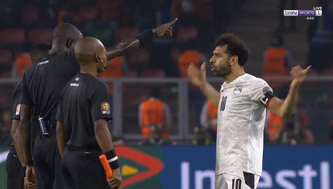 محمد صلاح ينفعل علي بكاري جاساما في مباراة مصر والكاميرون