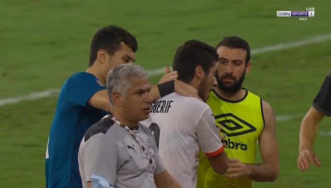 لاعبو مصر يواسون محمد شريف بعد خروجه في مباراة مصر والكاميرون