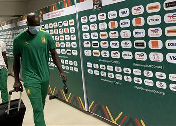 فيديو وصور أبو بكر يتجاهل الصحفيين بعد هزيمة الكاميرون بسبب محمد صلاح