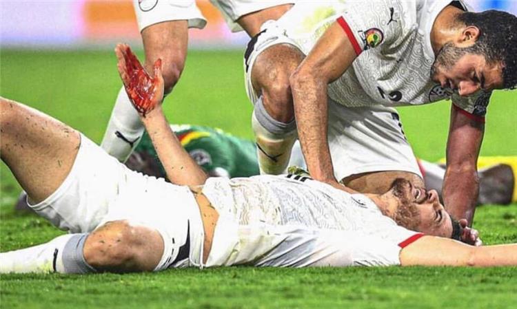 اصابة الونش في مباراة مصر والكاميرون