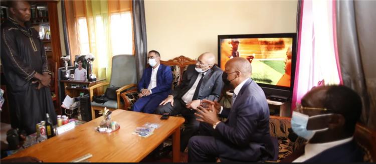 رئيس كاف موتسيبي مع اسر ضحايا ملعب أوليمبي في ياوندي