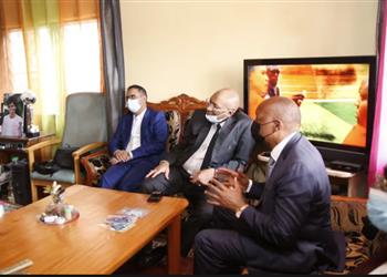 رئيس كاف يزور أسر ضحايا مأساة ملعب أوليمبي في ياوندي