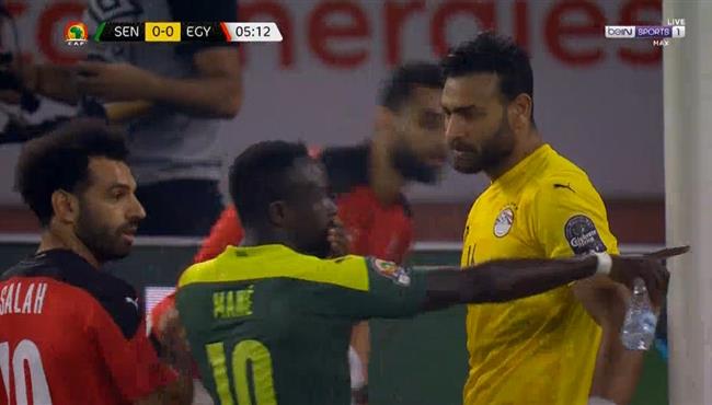 لقطة محمد صلاح وماني مع ابو جبل قبل ركلة الجزاء في مباراة مصر والسنغال