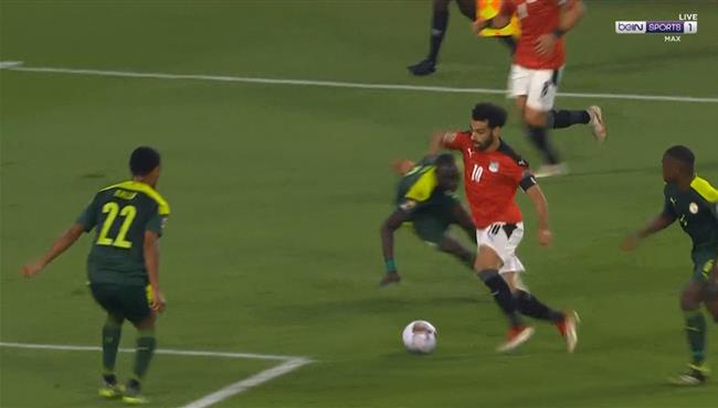محمد صلاح كاد ان يسجل هدف عالمي امام السنغال بعد التلاعب بالمدافعين