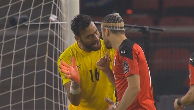 ابو جبل يتصدي لقذيفة بامبا ديانج في مباراة مصر والسنغال