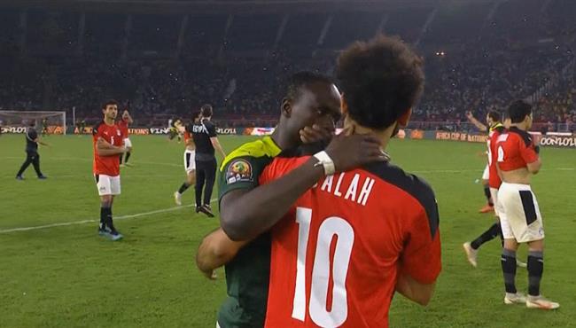 ماني يواسي محمد صلاح بعد خسارة مصر امام السنغال في نهائي كأس امم افريقيا