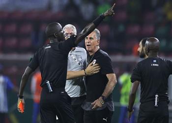 أبو جبل جاساما قال لنا ستخسرون قبل مباراة الكاميرون وظل 4 دقائق يفحص بطاقة تعريف محمد صلاح