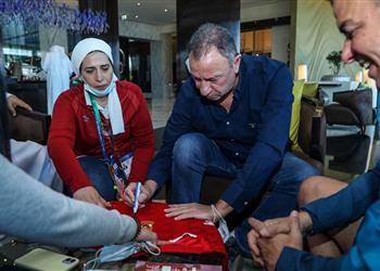 صورة فيفا يحصل على قميص الأهلي بتوقيع محمود الخطيب