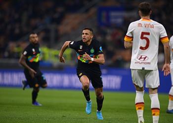 فيديو دجيكو وسانشيز يقودان إنتر ميلان لنصف نهائي كأس إيطاليا بثنائية أمام روما