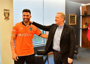 سيمنحنا الحلول مدرب باشاك شهير يعلق على ضم تريزيجيه من أستون فيلا