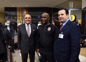 الأهلي يهدي سفير مصر في جنوب إفريقيا درع وعلم النادي