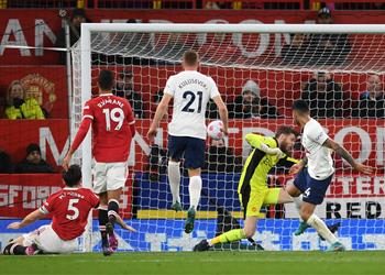 فيديو نيران صديقة ماجواير يسجل هدف توتنهام الثاني أمام مانشستر يونايتد