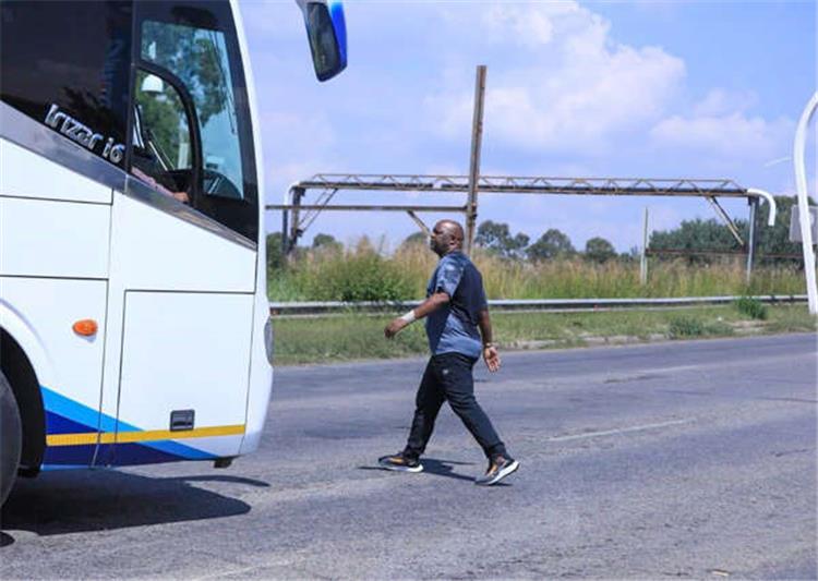 بيتسو موسيماني أمام حافلة الأهلي