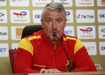 بعد اتهامه بالهروب نائب رئيس المريخ يوضح أسباب تصرف لي كلارك قبل مباراة الأهلي