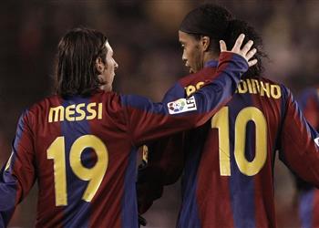 رونالدينيو يدافع عن ميسي لا يمكن التشكيك به وأتمنى عودة برشلونة