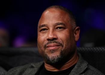 جون بارنز لـ بطولات ما يحدث مع محمد صلاح عشناه قبل رحيل فينالدوم والمال ليس سبب تعنت ليفربول