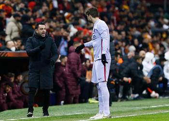 تشافي يوضح إصابة بيكيه وديست قبل مباراة برشلونة وريال مدريد