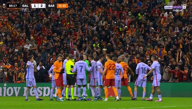 توقف مباراة برشلونة وجالطة سراي بسبب القاء الجماهير المقذوفات علي جوردي البا