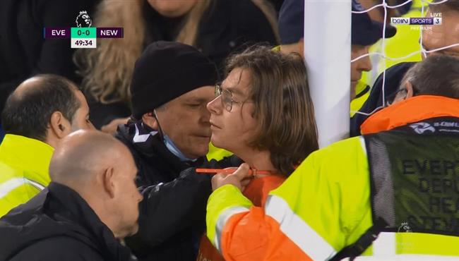 لقطة غريبة شاهد احد الجماهير يربط رقبته في قائم المرمى بمباراة نيوكاسل وايفرتون