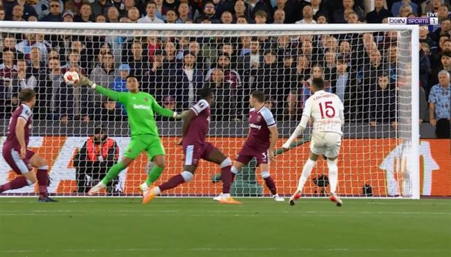 رد فعل مذهل شاهد تصدي اريولا الرائع لفرصة يوسف النصيري في مباراة وست هام واشبيلية