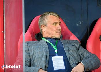 لي كلارك يرد عبر بطولات على أنباء إقالته من تدريب المريخ بعد الهزيمة أمام الأهلي