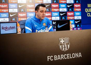 لا تخافوا واتسموا بالشجاعة رسائل هامة من تشافي للاعبي برشلونة قبل مواجهة ريال مدريد