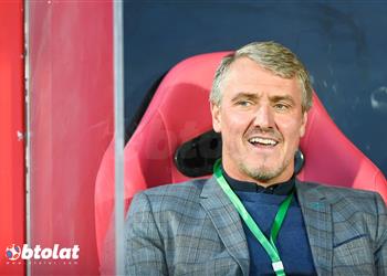 المحلل الفني للمريخ رحيل لي كلارك سبقه شد وجذب وتدخل من شرطة السياحة