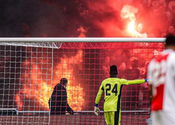 فيديو اندلاع حريق في مدرجات يوهان كرويف بمباراة أياكس وفينورد