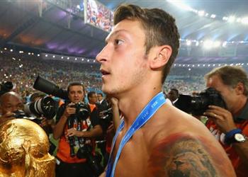 أوزيل يتوقع الفائز بلقب الدوري الإنجليزي ودوري أبطال أوروبا وكأس العالم 2022